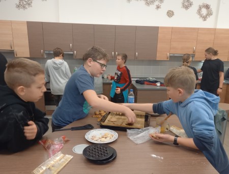 kluci pečou menší